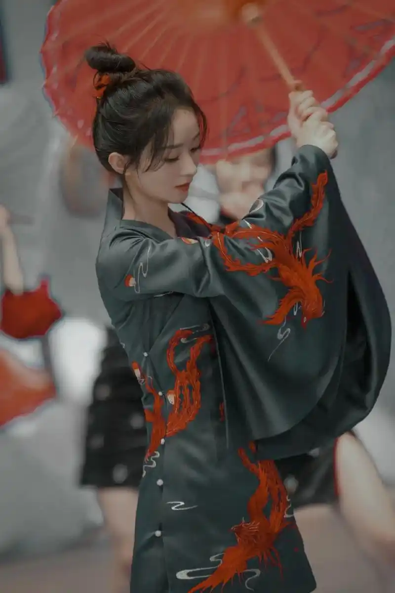 赵丽颖壁纸国风旗袍配上俏皮丸子头颖宝手摇红伞惊艳绝美