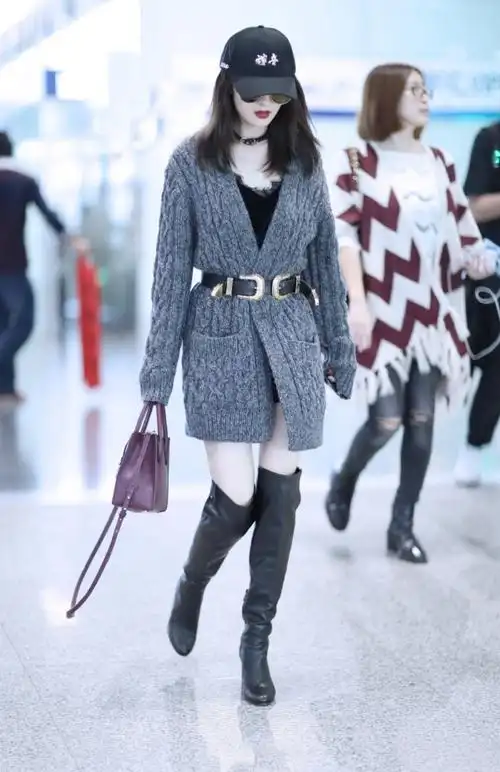 杨幂最新机场街拍 过膝长靴穿上瘾