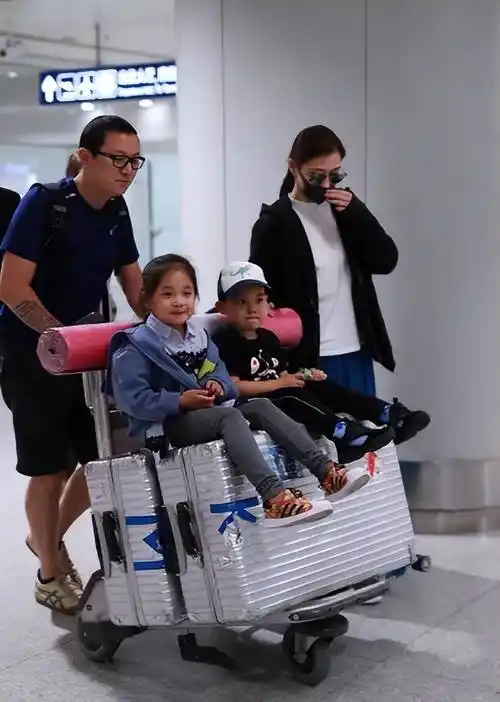 梅婷一家四口现身她穿卫衣长裙只顾自己美老公推俩娃像男保姆