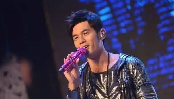 周杰伦晒与姚明合影,两人身高看起来并没有太大差别_镜头_照片_问题