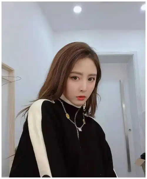 nba主播小楠最新礼服照身材窈窕上围傲挺肌肤似雪表情勾魂