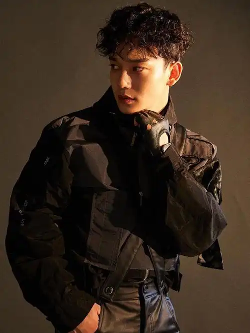 exo金钟大入伍照曝光,皮肤黝黑褶子多,发际线成最大亮点