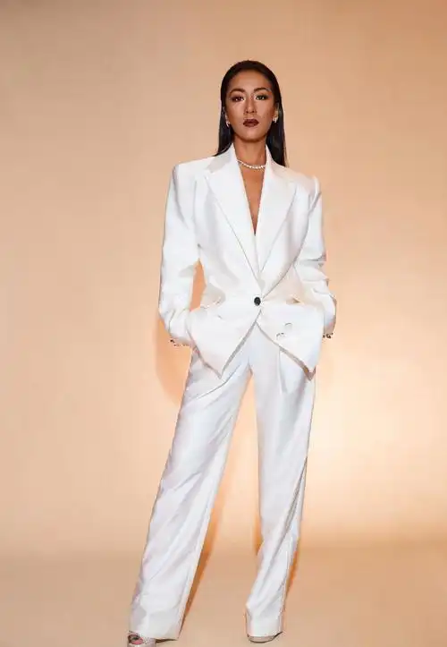 吉克隽逸白色西装性感图片