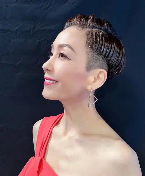 伍咏薇52岁了,仍然又飒又酷,大背头搭配一条彩色连衣裙,超洋气|短发