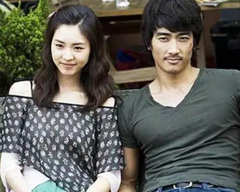 宋承宪还是出了名的颜控男,他公布过的女友个个都是大美人,从早期的