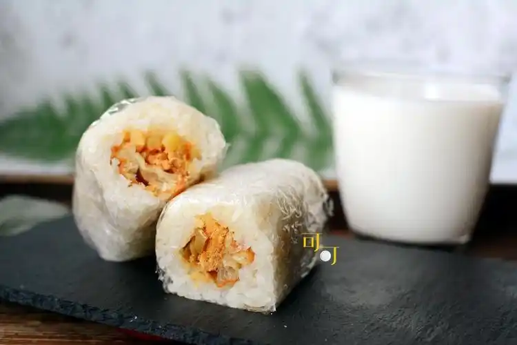 教你在家做传统粢饭团,油条肉松,外软内酥,10元钱早餐全家吃饱