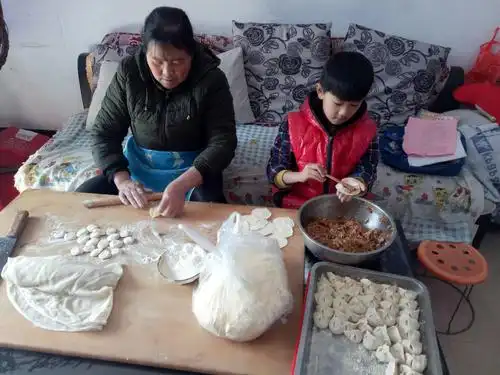 腊月二十九,我帮奶奶包饺子,包出明年的好福气呵呵呵