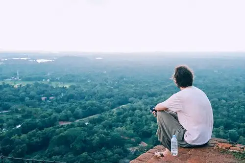 一个人生活,可以病死,但绝对不能病倒.