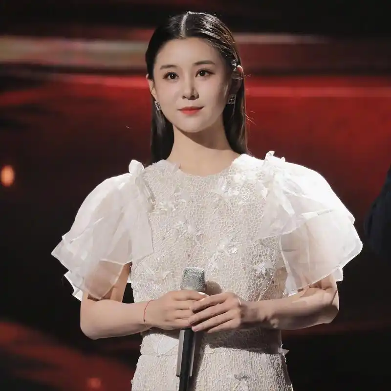 李小萌虽然年近40但看起来依旧是少女模样出道20年不接吻戏