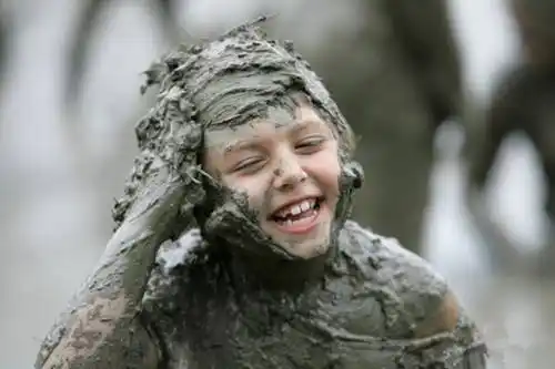 如果孩子一身淤泥,你会有什么反应?