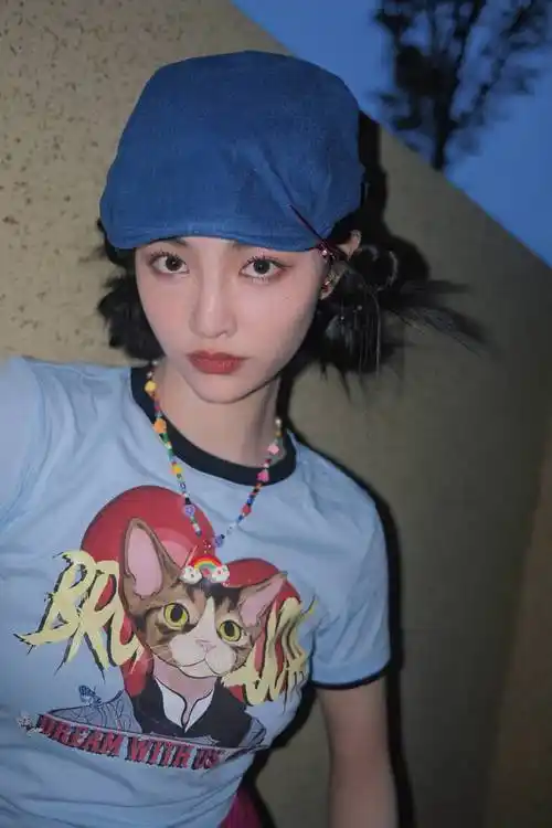 许佳琪贝雷帽搭七彩项链束发运动装尽显青春力量