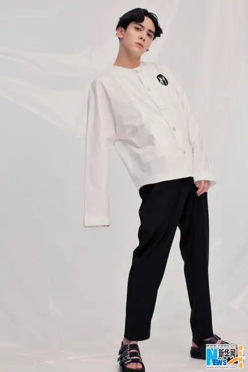 曾舜晞时尚写真曝光 深邃眼神欲语还休_娱乐_东营大众网