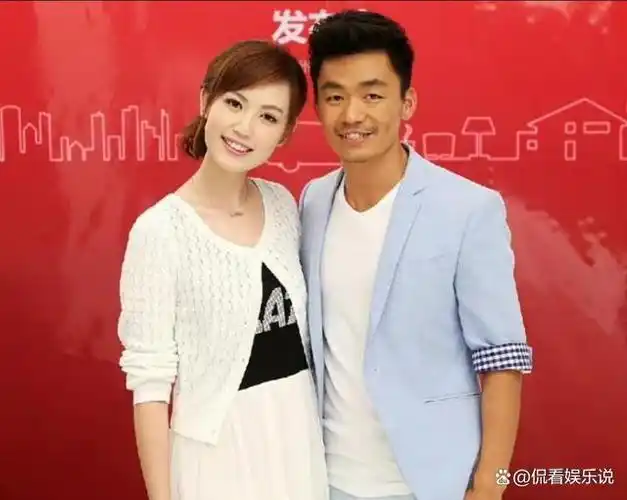 王宝强现任女友正面照曝光穿搭朴素温柔大方