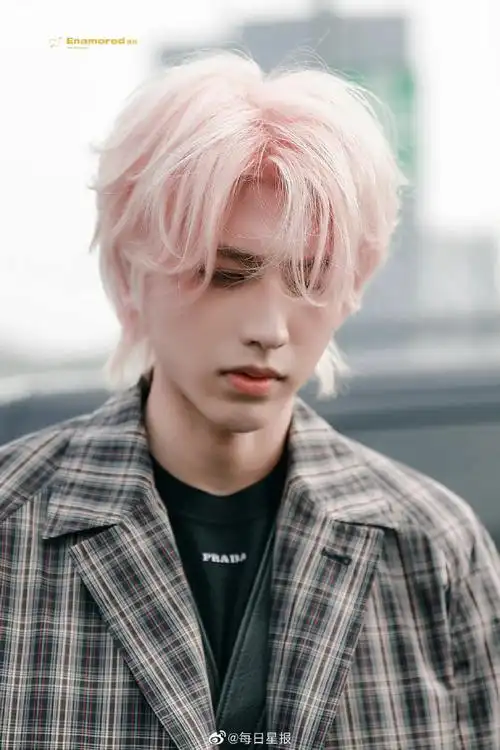 蔡徐坤橘发挑染造型