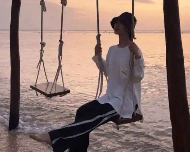 杨紫晒度假照,穿拖鞋在海边散步,荡秋千,自拍"巴掌脸"又小又美