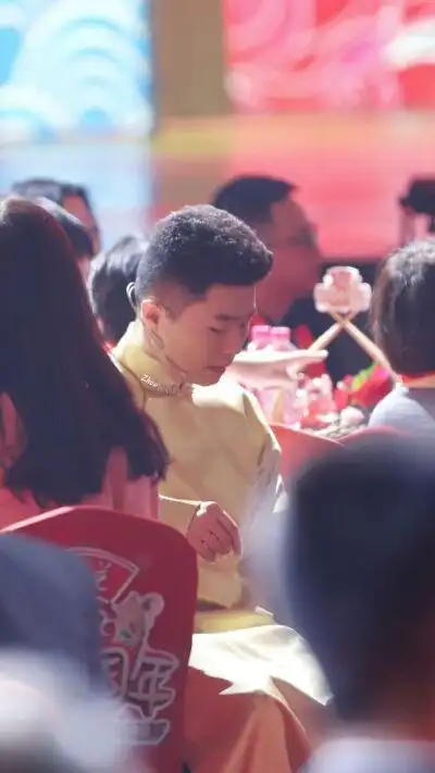 周九良 侧颜 黄色大褂 壁纸