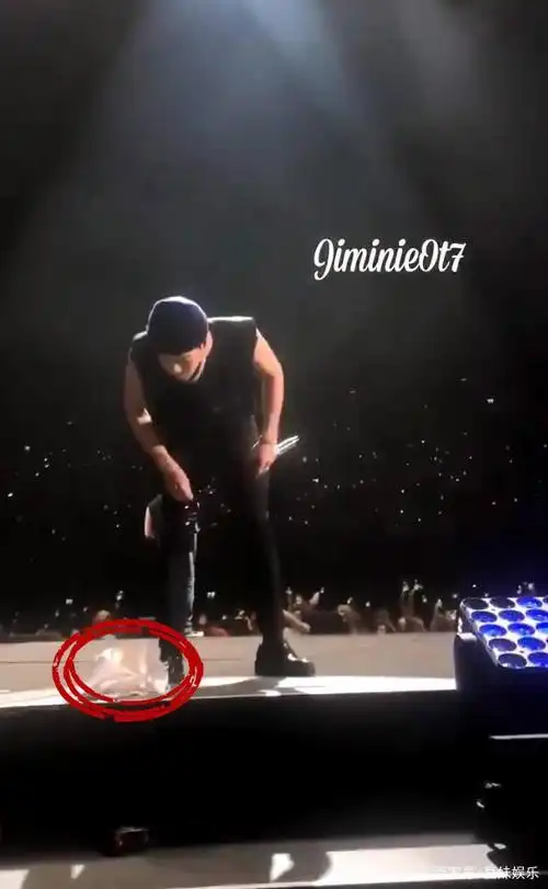 王嘉尔演唱会现场,被粉丝当面扔内衣!下一秒反应成亮点