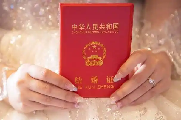 一位新娘手持结婚证.