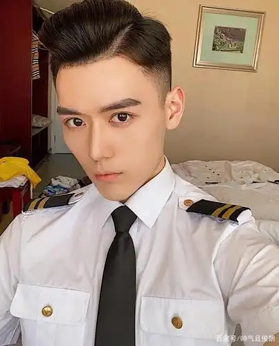 活捉一枚鲜肉空少,小哥哥这颜值身材好养眼