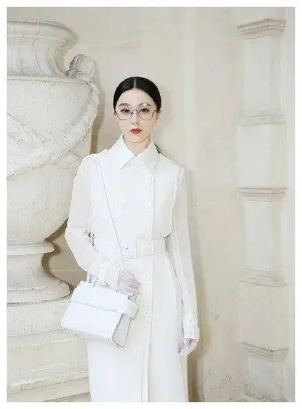 范冰冰穿搭原来这么淑女,白色连衣裙配网纱手套,名媛气质太真实_女性