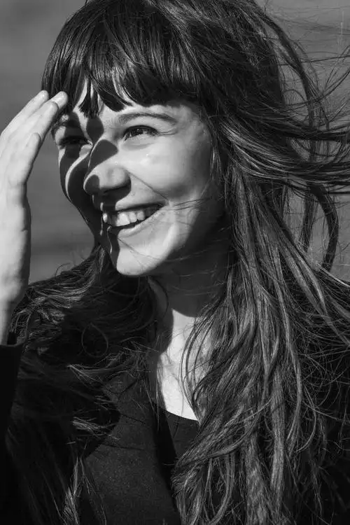 肖像摄影按照《辞海》的定义,人像摄影亦称"肖像摄影",摄影艺术的一个