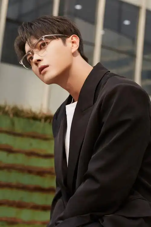 许凯西装眼镜造型随拍#许凯西装金丝眼镜造型有点好看哦,禁欲系男友