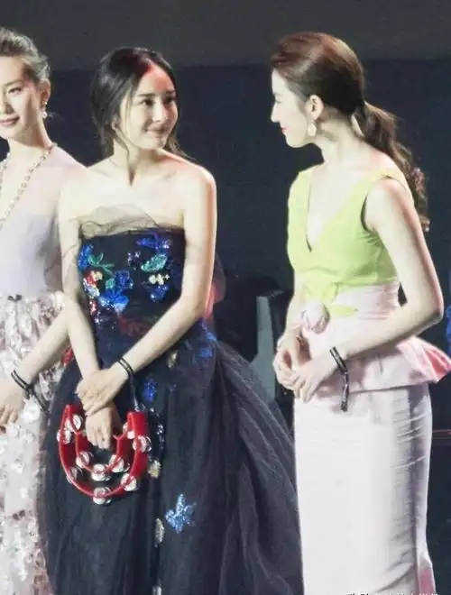 刘亦菲膀大又腰圆算不算顶级美人?看看她和杨幂的合照你就有答案