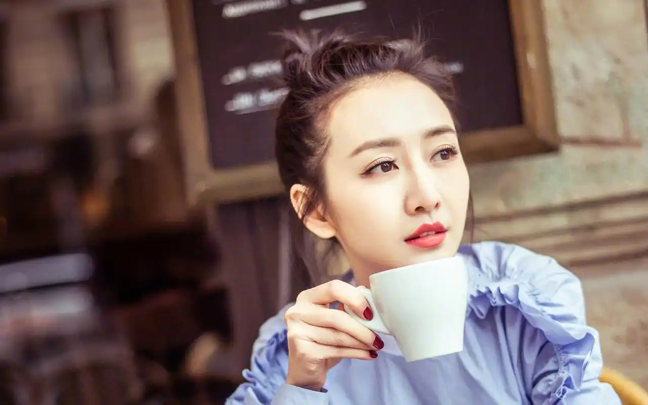 王鸥丸子头春日街头清新街拍图片壁纸