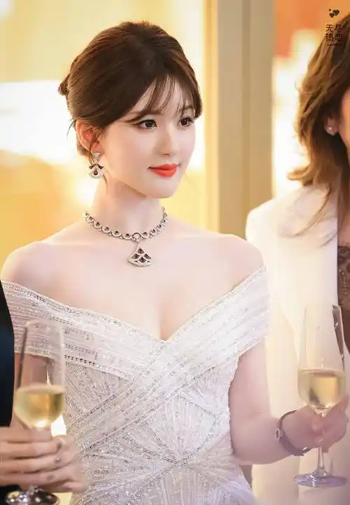 宝格丽活动"赵露思",美如仙女,明星性感照_眼睛_照片_裙子