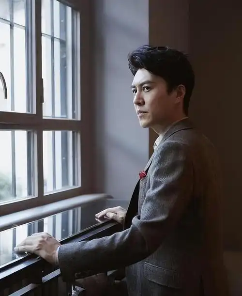 演员靳东参加两会引全网热议,身份显赫备受瞩目!