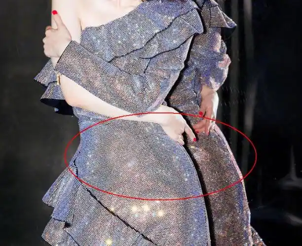 杨幂最近伙食不错啊,精修图都挡不住圆鼓鼓的肚子!