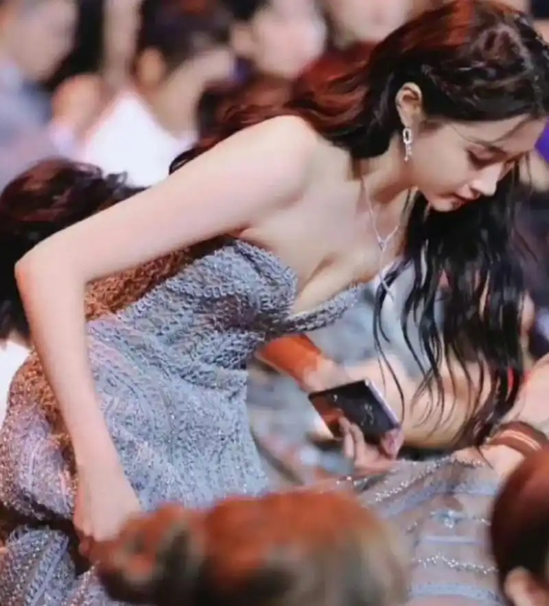 关晓彤女生不一定,胸大才好看. 关晓彤 女明星的身材管理