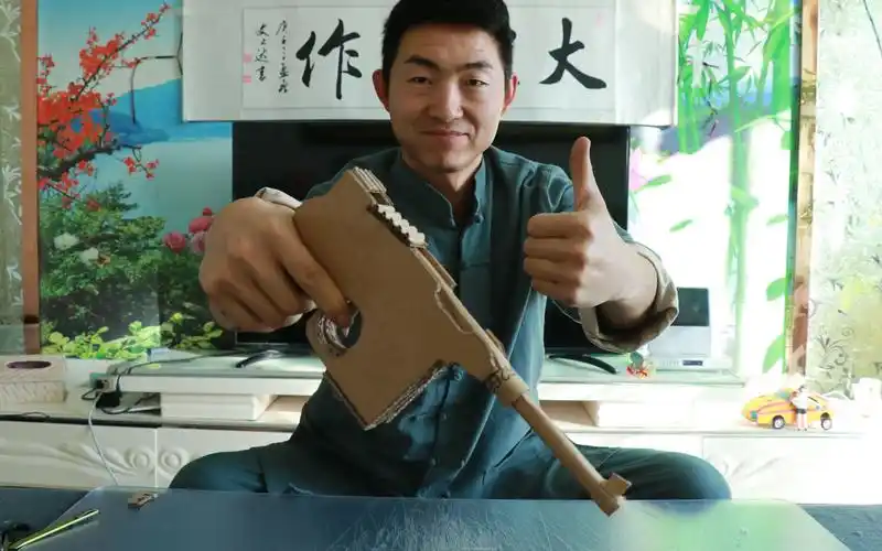 大圣用废纸板做出 毛瑟手枪《盒子炮》,大写的服气
