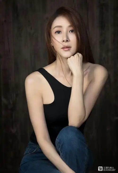 萧蔷早年的模特生涯虽然只有三个月,但她的演艺之路却从此开启.