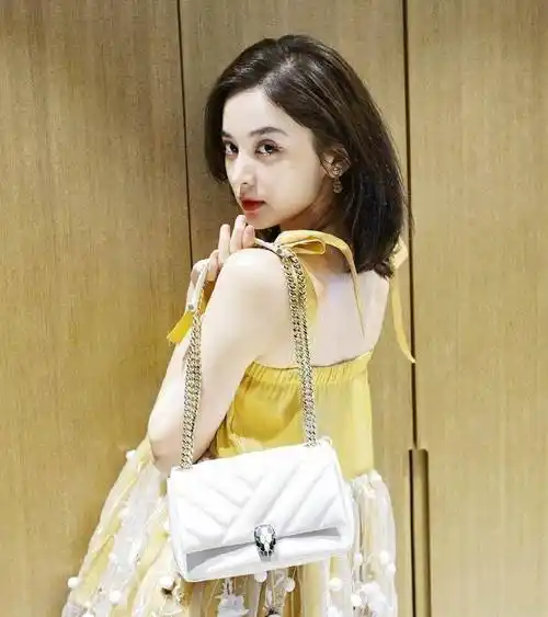 原创27古力娜扎终于穿仙女裙,配黄色背带更少女,这打扮娱乐圈也罕见_