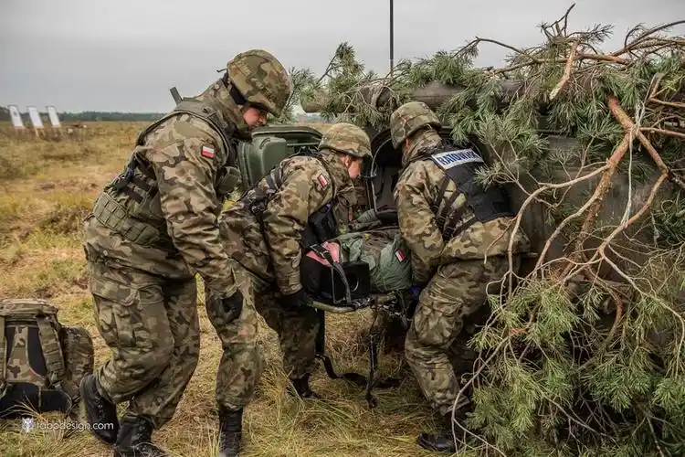 波兰士兵进行战地救援科目演练.