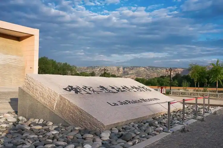 这碗4000年前的面条,就在青海省海东市民和县官亭镇喇家村的喇家遗址.