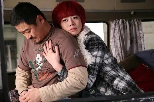 分剧情:震前,大马在涉黑人物幺鸡引诱参与赌博,输掉了工厂家产和老婆