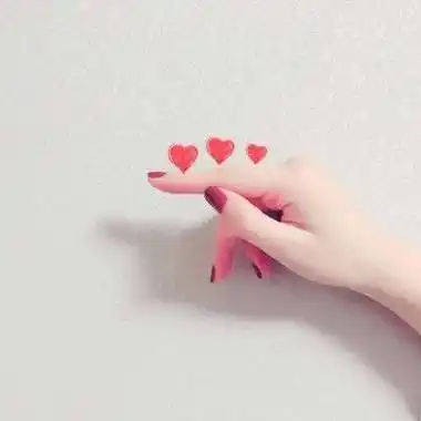 比心手势图片头像 拿心手势的女生头像只有手 - 微信头像 - 潮人个性