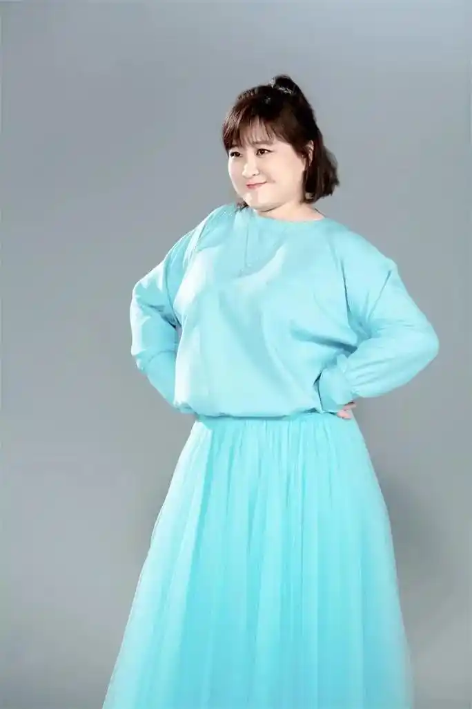 贾玲原名贾俞玲金牛座1982年4月29日出生于湖北省襄阳市毕业于中央