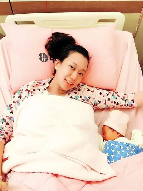 吴辰君产女两人合照神情喜悦图