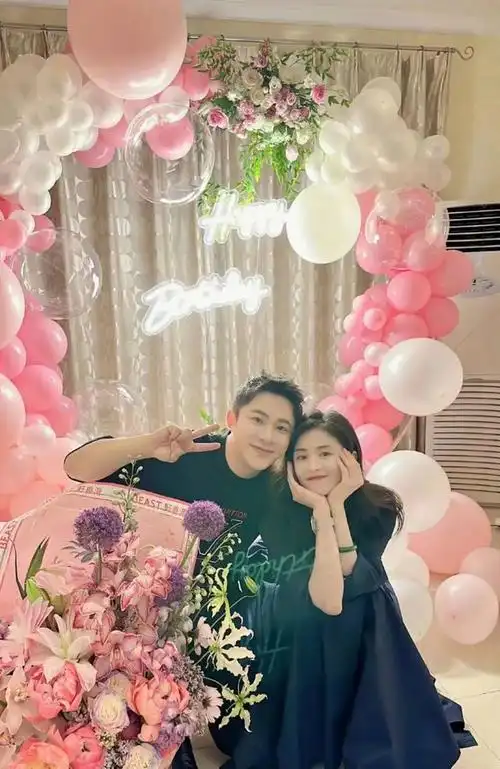 蒋欣庆祝40岁生日,眼窝凹陷双腿纤细,瘦成"纸片人"