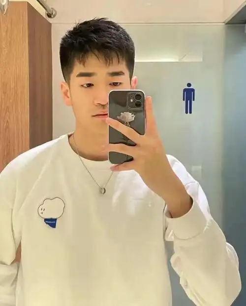 第2款:短碎盖发型微胖圆脸型的男生,在选择发型的时候可以选择清爽