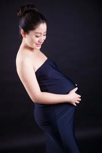 这是大概孕35周拍的,肚子比较大,都说是男孩我的这套孕妇照是在拍婚纱