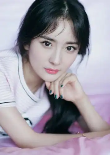 杨幂清新风格美照,t恤配条纹裙简直太可爱了