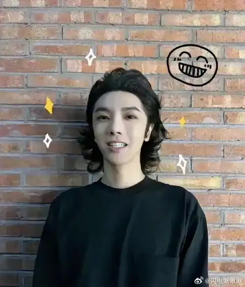 华晨宇的外貌如何?他是否戴了发带?