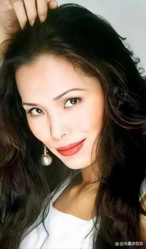 她以一曲《爱的奉献》火遍全国,人气直线上升,一举成为国内一线女歌手