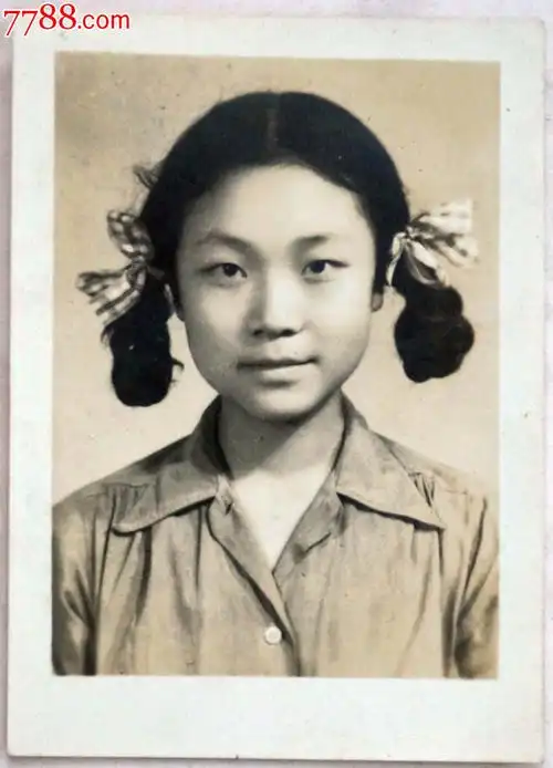 建国初梳辫子的女子照