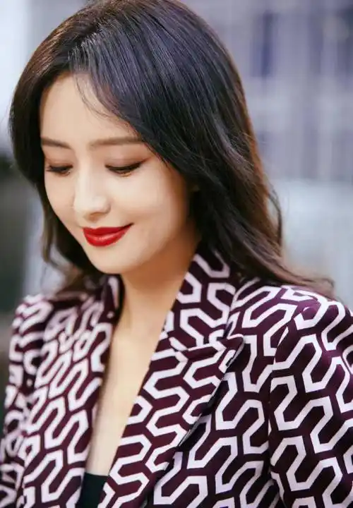 佟丽娅出席活动,一身印花西装配波浪卷发,气质太出众_新造型