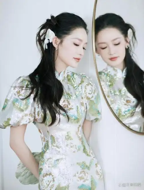 照片中,李沁的皮肤状态超好,怼脸生图更是美到窒息!